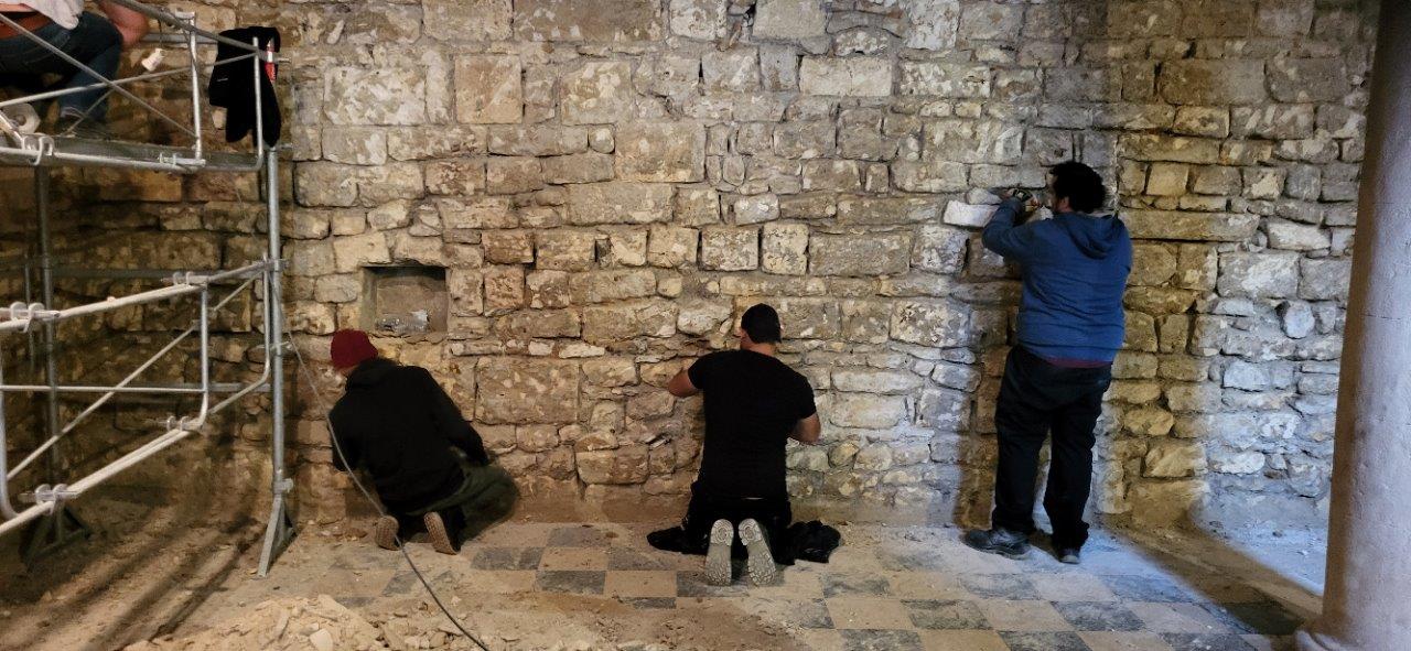 Vallabrègues - Eglise Saint-André - Reprise du mur