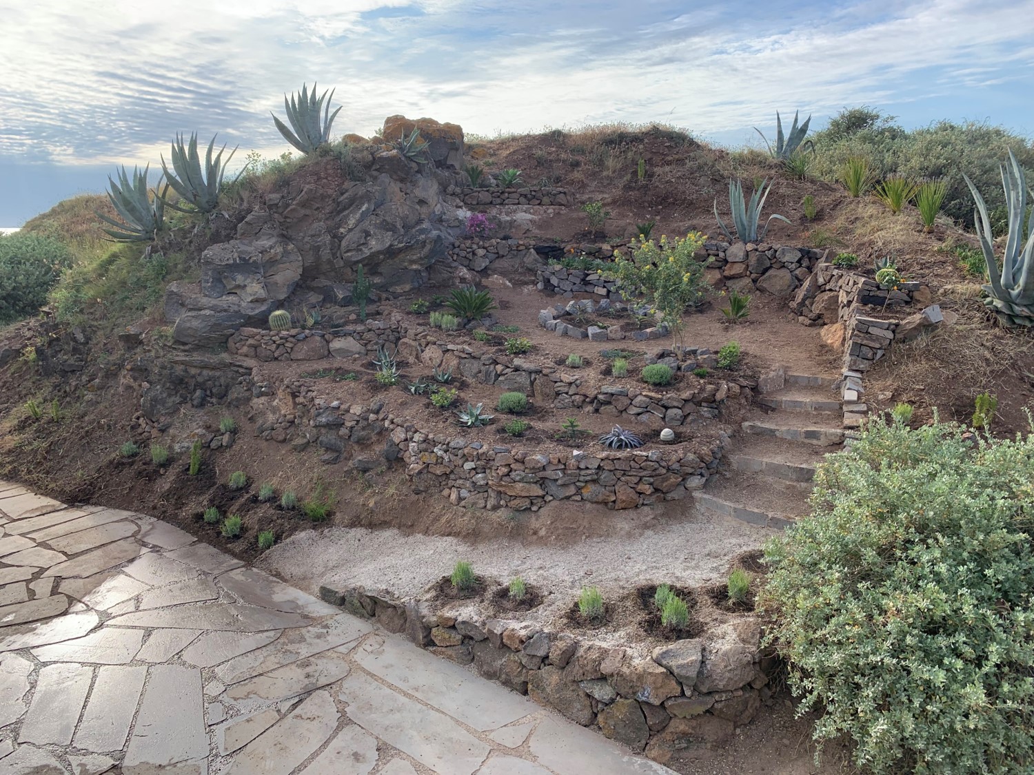 zoom sur mains d'une grand mère montrant ainsi son savoir faire