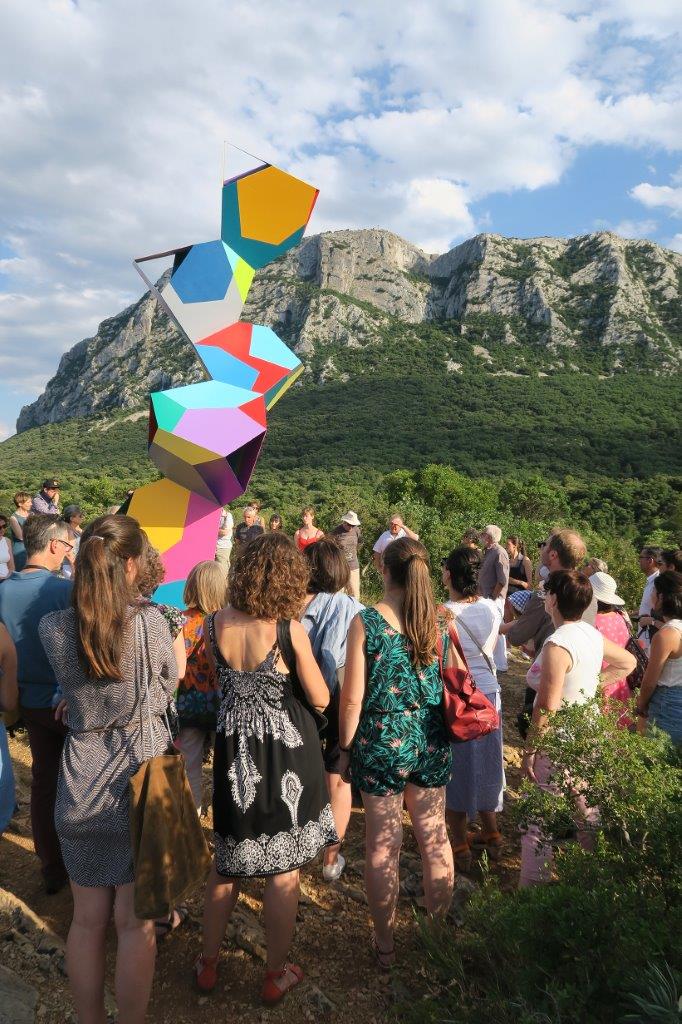 zoom sur mains d'une grand mère montrant ainsi son savoir faire