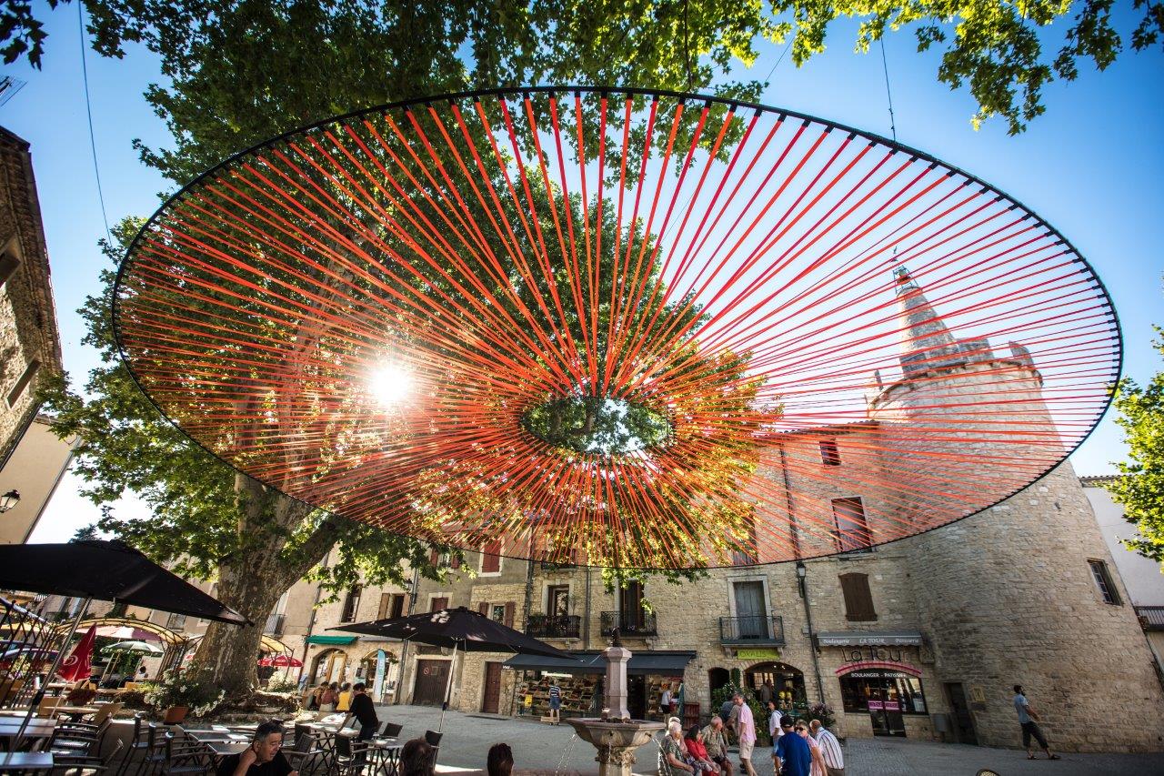 zoom sur mains d'une grand mère montrant ainsi son savoir faire