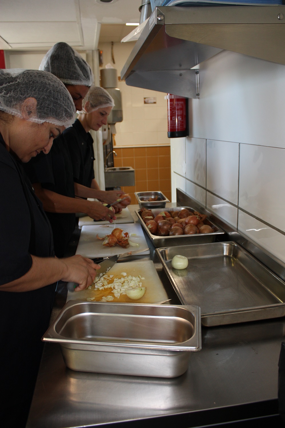 ACI Restauration collective bio et locale _ zoom sur mains d'une grand mère montrant ainsi son savoir faire