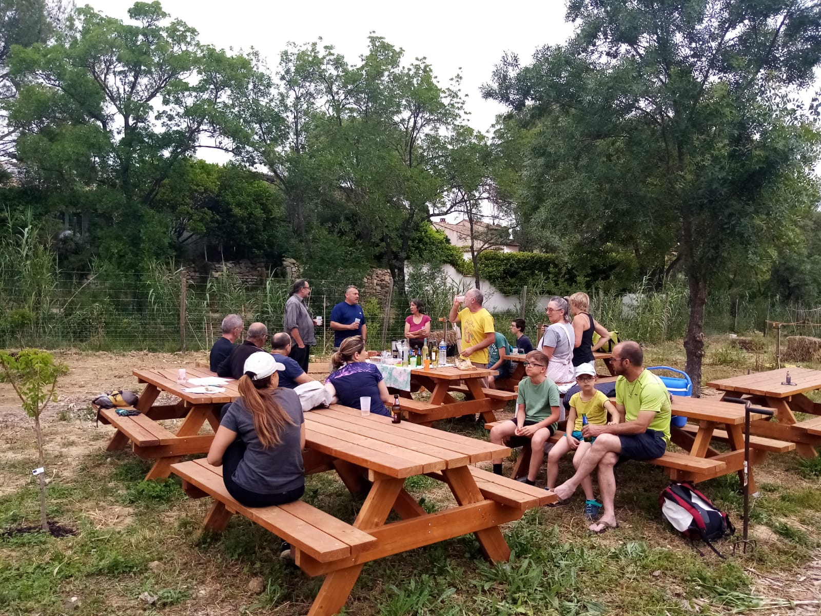 zoom sur mains d'une grand mère montrant ainsi son savoir faire