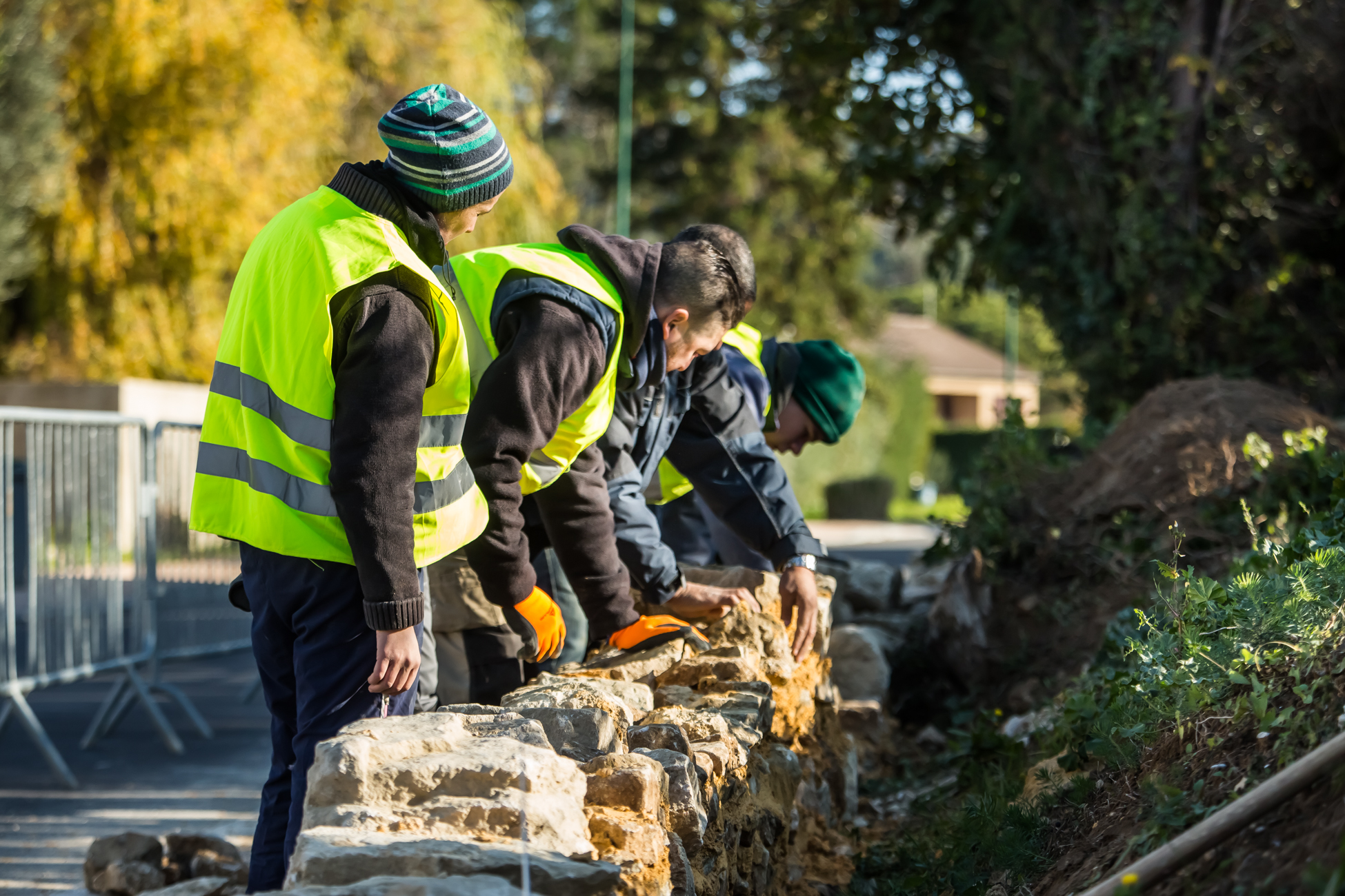 zoom sur mains d'une grand mère montrant ainsi son savoir faire
